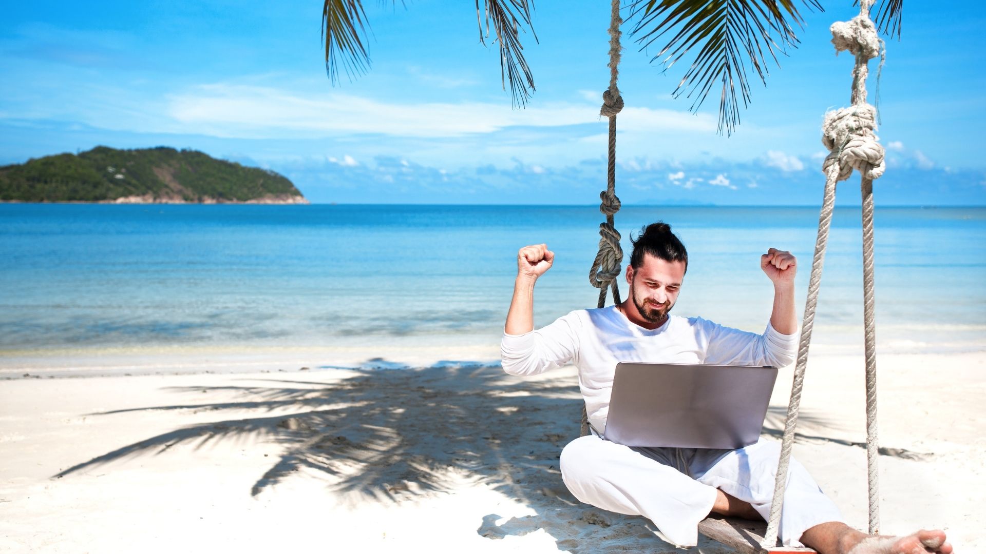 10 Best Laptop Screen For Sunlight Stay Productive In The Sun!